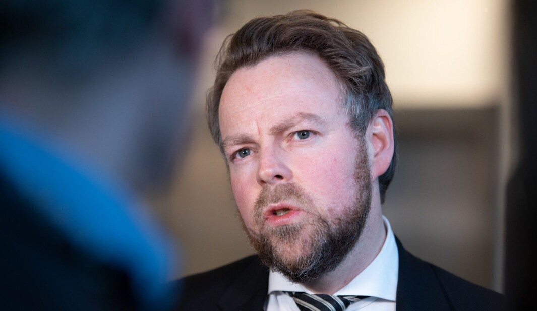 Arbeids- og sosialminister Torbjørn Røe Isaksen er lite fornøyd med at ansvaret for konsekvensene av konflikten ble skjøvet over på regjeringen.. Arbeids- og sosialminister Torbjørn Røe Isaksen er lite fornøyd med at ansvaret for konsekvensene av konflikten ble skjøvet over på regjeringen..