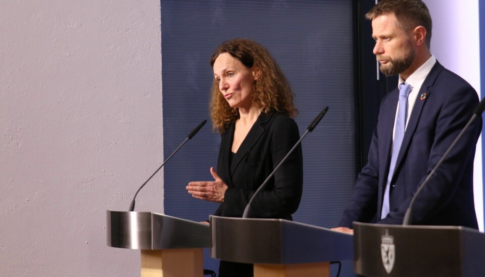 Direktør i Folkehelseinstituttet Camilla Stoltenberg og helse- og omsorgsminister Bent Høie .