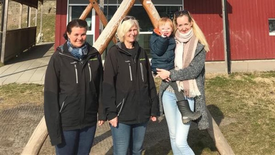 I Læringsverkstedet Støtvigenga barnehage har de for øyeblikket sju barn. Fra venstre : Eva Merete Olsen, Mona Bommerlund, Olav og Malin Øra Mathisen.