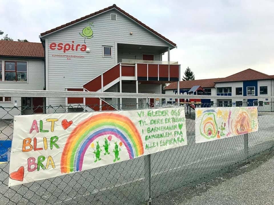 De gjenværende barna i barnehagen lagde plakater, som ble opptakten til en sang.