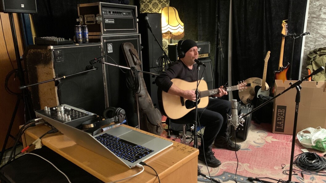 Frank Skovrand i studio. Frank Skovrand i studio.