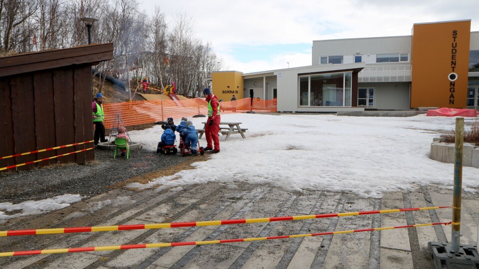 Barna i Studentongan barnehage tilbringer mye tid ute denne tiden. I dag har de fyrt opp utenfor gapahuken og griller lunsjen ute.