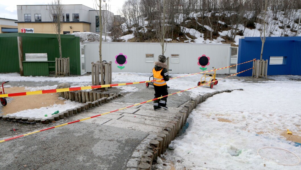 Barna er blitt vant til sperringene på uteområdet. Neste uke flyttes kohortene rundt, slik at de får nye områder å boltre seg på. Barna er blitt vant til sperringene på uteområdet. Neste uke flyttes kohortene rundt, slik at de får nye områder å boltre seg på.