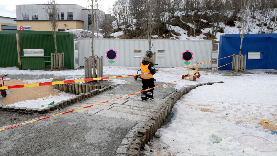Barna er blitt vant til sperringene på uteområdet. Neste uke flyttes kohortene rundt, slik at de får nye områder å boltre seg på.