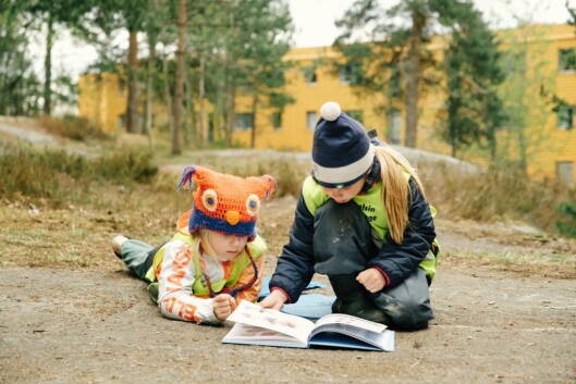 I går ble boka lansert, blant annet med et besøk i Den blå appelsin Kanvas barnehage. I går ble boka lansert, blant annet med et besøk i Den blå appelsin Kanvas barnehage.
