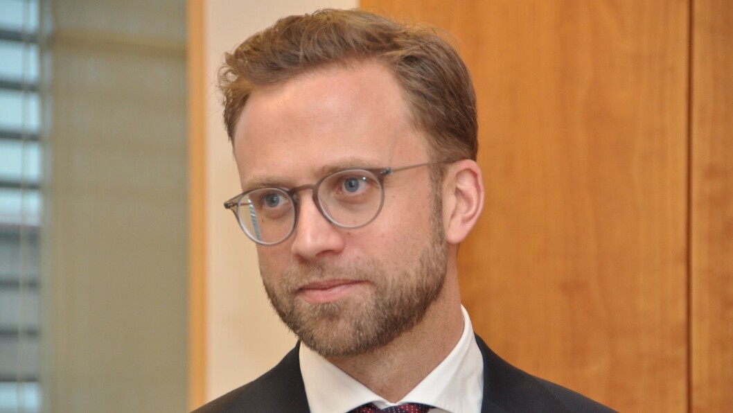Kommunal- og moderniseringsminister Nikolai Astrup (H) sier Fylkesmennene står fritt til å fordele skjønnsrammen slik de mener er mest hensiktsmessig gitt forholdene i eget fylke. Dette er innenfor det handlingsrommet fylkesmennene er gitt i denne saken. Kommunal- og moderniseringsminister Nikolai Astrup (H) sier Fylkesmennene står fritt til å fordele skjønnsrammen slik de mener er mest hensiktsmessig gitt forholdene i eget fylke. Dette er innenfor det handlingsrommet fylkesmennene er gitt i denne saken.