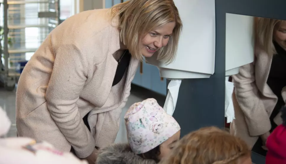 Kunnskaps- og integreringsminister Guri Melby er klar på at forslaget fra regjeringen om at barnehager skal vurdere barns norskkunnskaper i realiteten er en tydeliggjøring av rammeplanens bestemmelser.