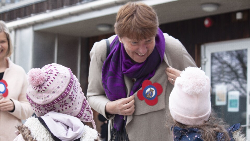 Oslo-ordfører Marianne Borgen og kunnskapsministeren fikk 17. mai-sløyfer som barna hadde laget.