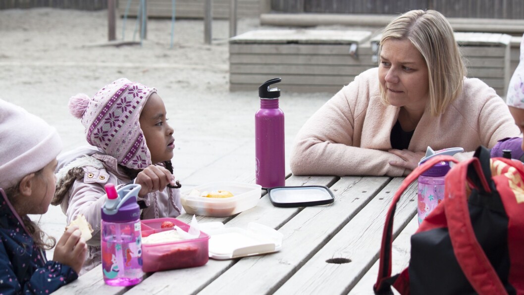 Kunnskaps- og integreringsminister Guri Melby er klar på at kommunene må strekke seg langt for å holde barnehagene åpen. Her fra et besøk i Ammerudlia barnehage tidligere i år. Kunnskaps- og integreringsminister Guri Melby er klar på at kommunene må strekke seg langt for å holde barnehagene åpen. Her fra et besøk i Ammerudlia barnehage tidligere i år.