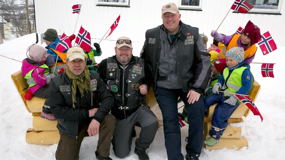 Ulf Larsen, Jan Erik Meldgaard og Ben Emanuelsen i United Veteran MC bevilget 5000 kroner til Villaveien naturbarnehage så de fikk kjøpt seg benker og bord.
