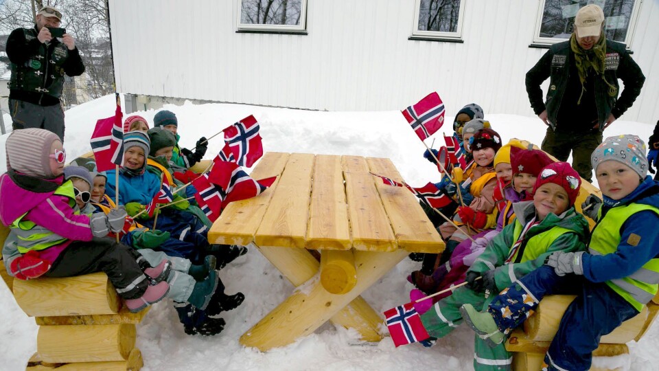HURRA: Emil Sjøkvist (5), Iver Uglem (5), Mikkel Ihler (6), Vilde Ihler (4), Ivo Mikkelsen (6), Iver Olsen (4), Vilja Kristoffersen (3), Ingvild Kristoffersen (4), PelathiaJef (4), Kasper Dørmænen Karlsen (4), Frøya Mikkelsen (4), Leon Fjelldal (4), Trym Randal (4) og Liisa Lantho Beddari (4) prøvesitter møblene.