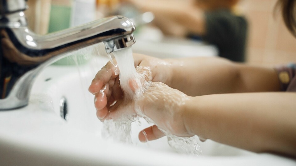 Forbedrede råd om skånsom håndvask er noe av det som er med i den nye veilederen.