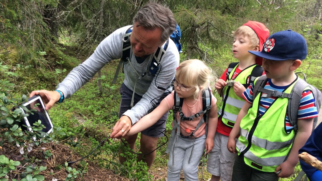 Barna og Ståle Skagen utforsker en maurtue med et inspeksjonskamera. – Vi har fokus på at vi ikke skal forstyrre eller gjøre skade på naturen. Vi skal observere og studere naturen på en varsom og respektfull måte, sier Skagen. Barna og Ståle Skagen utforsker en maurtue med et inspeksjonskamera. – Vi har fokus på at vi ikke skal forstyrre eller gjøre skade på naturen. Vi skal observere og studere naturen på en varsom og respektfull måte, sier Skagen.
