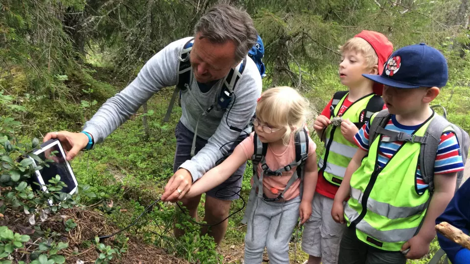Barna og Ståle Skagen utforsker en maurtue med et inspeksjonskamera. – Vi har fokus på at vi ikke skal forstyrre eller gjøre skade på naturen. Vi skal observere og studere naturen på en varsom og respektfull måte, sier Skagen.