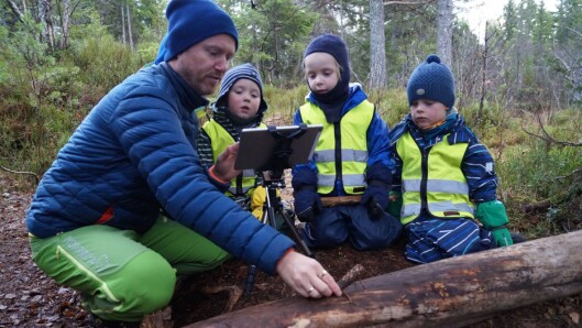 – Vi har laget animasjonsfilmer ute i naturen ved å bruke naturmaterialer, et nettbrett og en stop motion-app. Barna har blant annet laget en egen versjon av «De tre bukkene Bruse», forteller Ståle Skagen. – Vi har laget animasjonsfilmer ute i naturen ved å bruke naturmaterialer, et nettbrett og en stop motion-app. Barna har blant annet laget en egen versjon av «De tre bukkene Bruse», forteller Ståle Skagen.