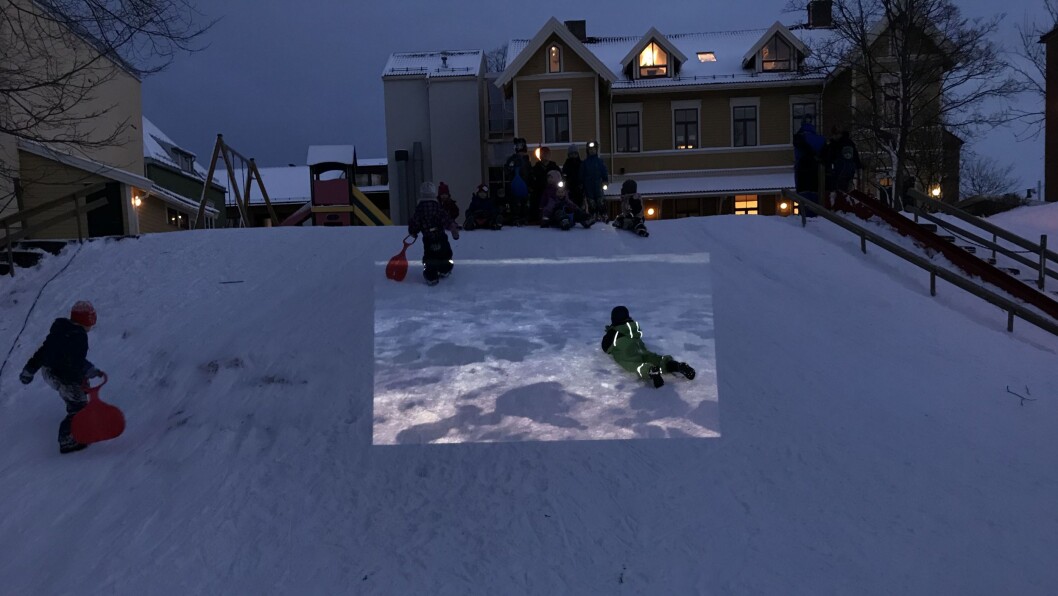 Av og til tar de ansatte med seg en projektor ut for å skape nye og spennende lekemiljøer. Denne ideen kom etter at en jente nettopp hadde hørt om lava, og lurte på om det gikk an å ake på det. Av og til tar de ansatte med seg en projektor ut for å skape nye og spennende lekemiljøer. Denne ideen kom etter at en jente nettopp hadde hørt om lava, og lurte på om det gikk an å ake på det.