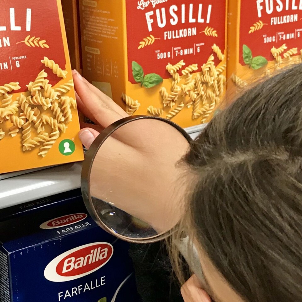 Lykke leter etter Nøkkelhull i butikken.