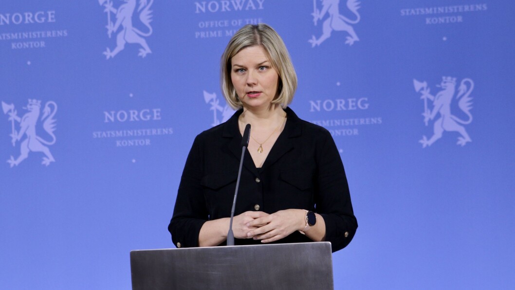 - Det blir enklere å gjennomføre barnehage- og skolehverdagen, samtidig som smittevernet ivaretas, sier kunnskaps- og integreringsminister Guri Melby om den nye smitteveilederen, som kommer fredag. - Det blir enklere å gjennomføre barnehage- og skolehverdagen, samtidig som smittevernet ivaretas, sier kunnskaps- og integreringsminister Guri Melby om den nye smitteveilederen, som kommer fredag.