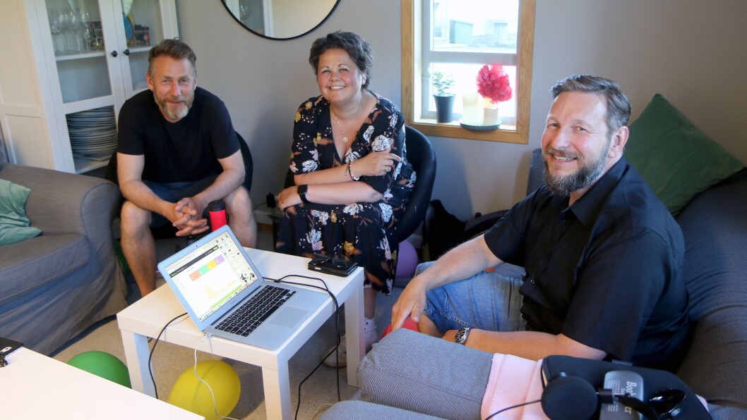 Fra venstre Øystein Gjønnes, Lisbeth Aasgård og Erlend Nilssen står bak podcasten Barnehageprat. Denne uken møttes de for første gang fysisk for å spille inn en episode. Fra venstre Øystein Gjønnes, Lisbeth Aasgård og Erlend Nilssen står bak podcasten Barnehageprat. Denne uken møttes de for første gang fysisk for å spille inn en episode.