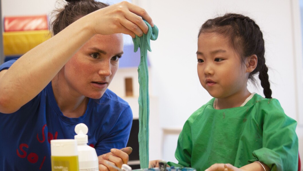 Fagpedagog Emilie Letessier og barna utforsker resultatet av slim-eksperimentet. Fagpedagog Emilie Letessier og barna utforsker resultatet av slim-eksperimentet.