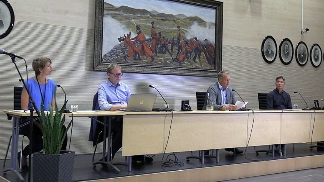 Fra venstre kommunikasjonssjef Mimi Slevigen, rådmann Georg Smehus, ordfører Saxe Frøshaug (Sp) og kommuneoverlege Jan Børre Johansen i Indre Østfold under gårdagens pressekonferanse. Fra venstre kommunikasjonssjef Mimi Slevigen, rådmann Georg Smehus, ordfører Saxe Frøshaug (Sp) og kommuneoverlege Jan Børre Johansen i Indre Østfold under gårdagens pressekonferanse.
