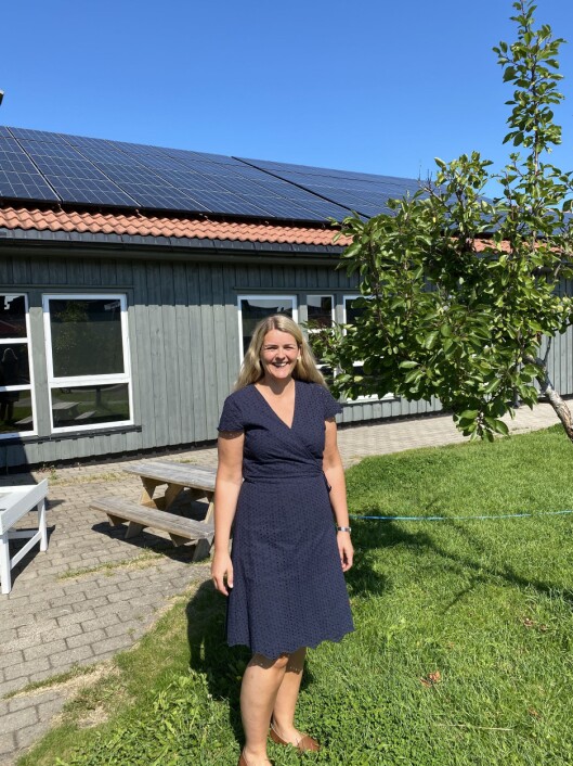 Styrer Marianne Wegge er glad og stolt over å være den første barnehagen - i det første kommunale bygget - i Vennesla som får solcellepanel på taket. Styrer Marianne Wegge er glad og stolt over å være den første barnehagen - i det første kommunale bygget - i Vennesla som får solcellepanel på taket.