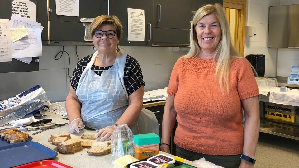 Enhetsleder Liz Karina Heggelund (til høyre) i Vasshaug barnehage i Salangen er strålende fornøyd med satsingen kommunen har gjort på mat i barnehagen - og med kjøkkenassistent Kirsti Nygaard.