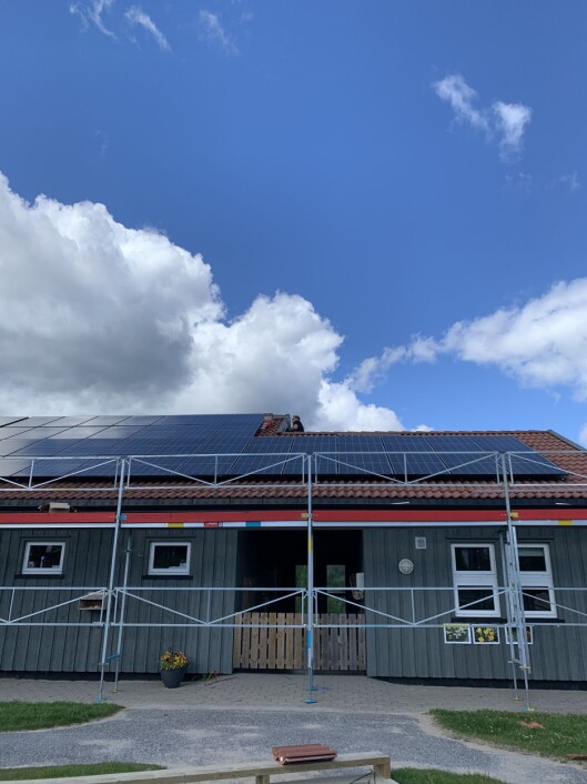 Solcellepanelene ble montert mens barnehagen hadde sommerstengt. Allerede mandag begynner de å produsere kraft. Solcellepanelene ble montert mens barnehagen hadde sommerstengt. Allerede mandag begynner de å produsere kraft.