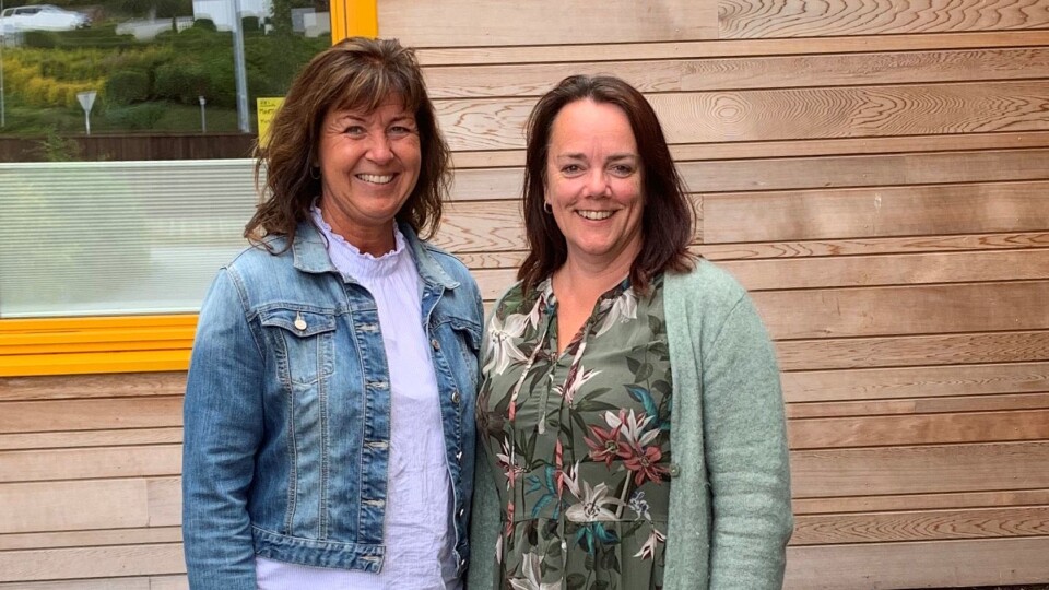 Veilederne skal være til stede i barnehagene to timer i uka på fast klokkeslett, forteller Wenche Kvalvik Vasshus (til venstre) og Bente Monica Reilstad i Randaberg kommune.