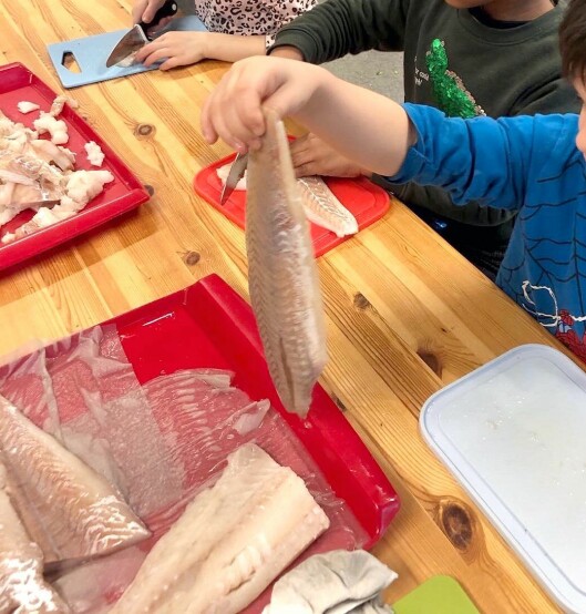 Barna i Hallagerbakken barnehage i Søndre Nordstrand er med på matlagingen - og spiser varme måltider to ganger i uken.