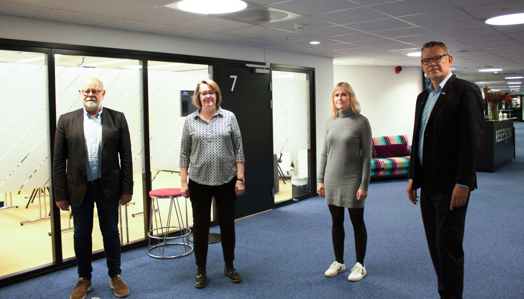 Partene ble enige mandag kveld. Fra venstre: Terje Skyvulstad (Utdanningsforbundet), Anne Green Nilsen (Fagforbundet), Anne Lindboe (PBL), Trond Ellefsen (Delta). Partene ble enige mandag kveld. Fra venstre: Terje Skyvulstad (Utdanningsforbundet), Anne Green Nilsen (Fagforbundet), Anne Lindboe (PBL), Trond Ellefsen (Delta).