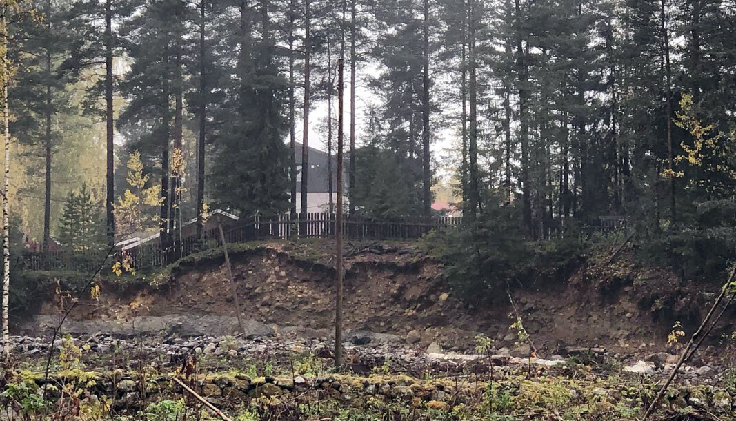Uteområdet til Veggli barnehage henger nesten i løse luften etter storflommen. Uteområdet til Veggli barnehage henger nesten i løse luften etter storflommen.