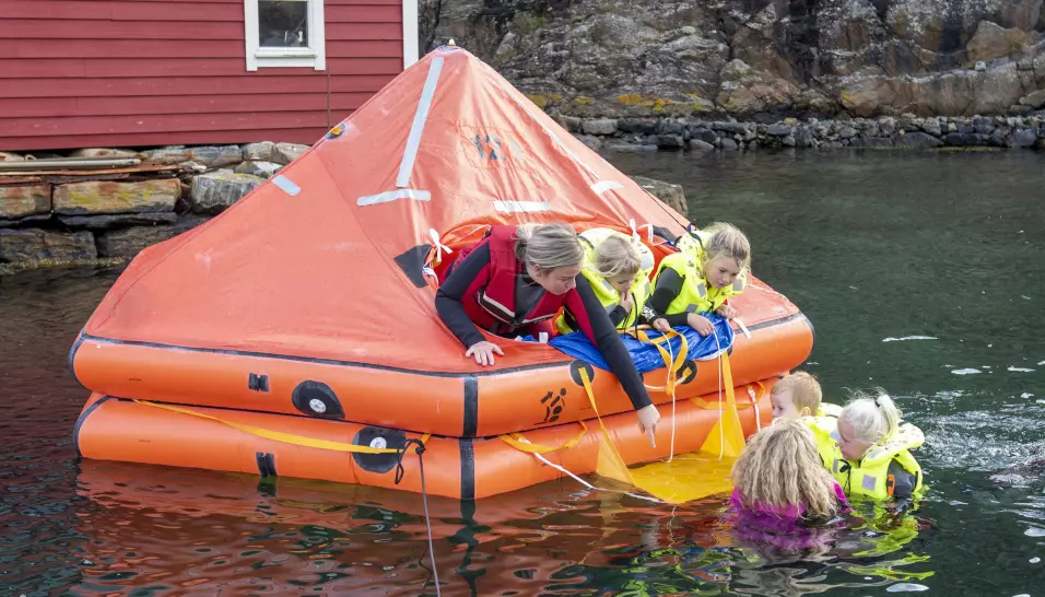 – Onsdag fikk barna prøve å være ute i vannet og klatre opp på flåten igjen. De syntes det var kjempegøy. De ser på flåten som en lekegrind, forteller Lise Lauvik.