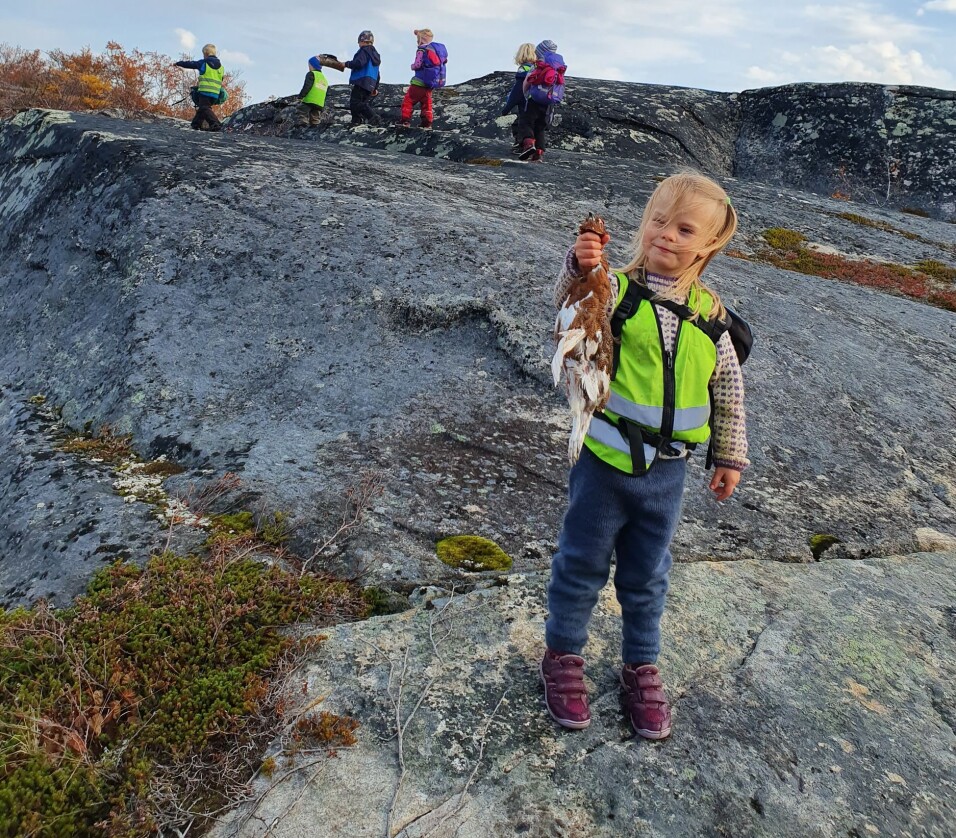 – Kan du sende bildet til mamma, spør Rania Johannessen og viser stolt fram rypa. Det er ikke noe problem når album opprettes i PBL Mentor Kidplan. Der har foreldrene oversikt over bilder av Nordlysgruppa.