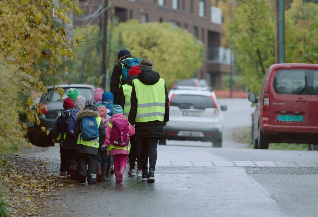 Aldri før har så få barn i barnehagealder vært involvert i ulykker i trafikken som i fjor. Trygg Trafikk fortsetter å jobbe for at det skal bli enda færre. Bildet er hentet fra filmserien Barnehagen på tur. Aldri før har så få barn i barnehagealder vært involvert i ulykker i trafikken som i fjor. Trygg Trafikk fortsetter å jobbe for at det skal bli enda færre. Bildet er hentet fra filmserien Barnehagen på tur.