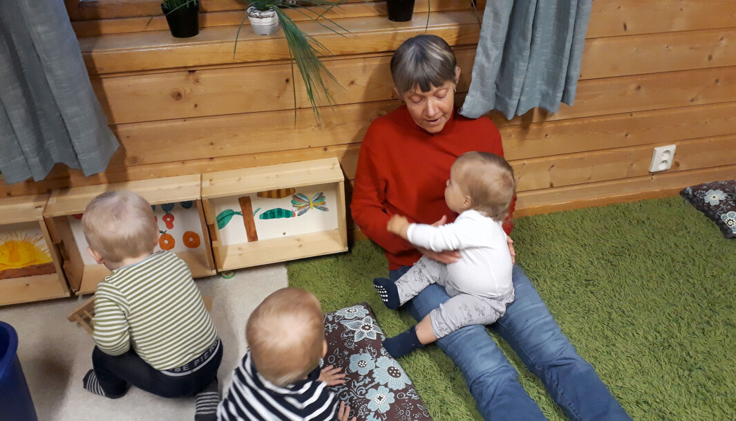 <span class=" italic" data-lab-italic_desktop="italic">Eva fikk fast arbeidssted på småbarnsavdelingen for noen år siden, som et seniortiltak. - Småbarnsavdelingen er ikke det stedet der det er mest støy, sier hun. </span> <span class=" italic" data-lab-italic_desktop="italic">Eva fikk fast arbeidssted på småbarnsavdelingen for noen år siden, som et seniortiltak. - Småbarnsavdelingen er ikke det stedet der det er mest støy, sier hun. </span>