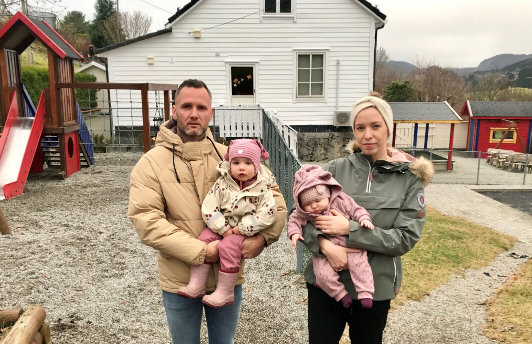 1. mars tok samboerparet Tina Landsvik (30) og Audun Arnesen (35) over som eiere av Lykkeliten barnehage på Soltveit i Alversund. Nå frykter de at barnehagedrømmen blir knust, omtrent før de kommer i gang. På bildet har de også med seg døtrene Mathea (2 år) og Aurora (tre måneder.) 1. mars tok samboerparet Tina Landsvik (30) og Audun Arnesen (35) over som eiere av Lykkeliten barnehage på Soltveit i Alversund. Nå frykter de at barnehagedrømmen blir knust, omtrent før de kommer i gang. På bildet har de også med seg døtrene Mathea (2 år) og Aurora (tre måneder.)