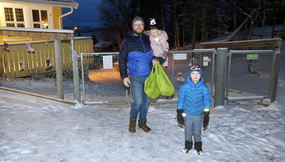 Erik Slørdal Skjemstad leverte barna Sigurd (5) og Aasa (3) i barnehagen i morges. – Barna trives med barnehagen sin, og de ansatte her. Vi merker at de som jobber her bryr seg om ungene, sier han.