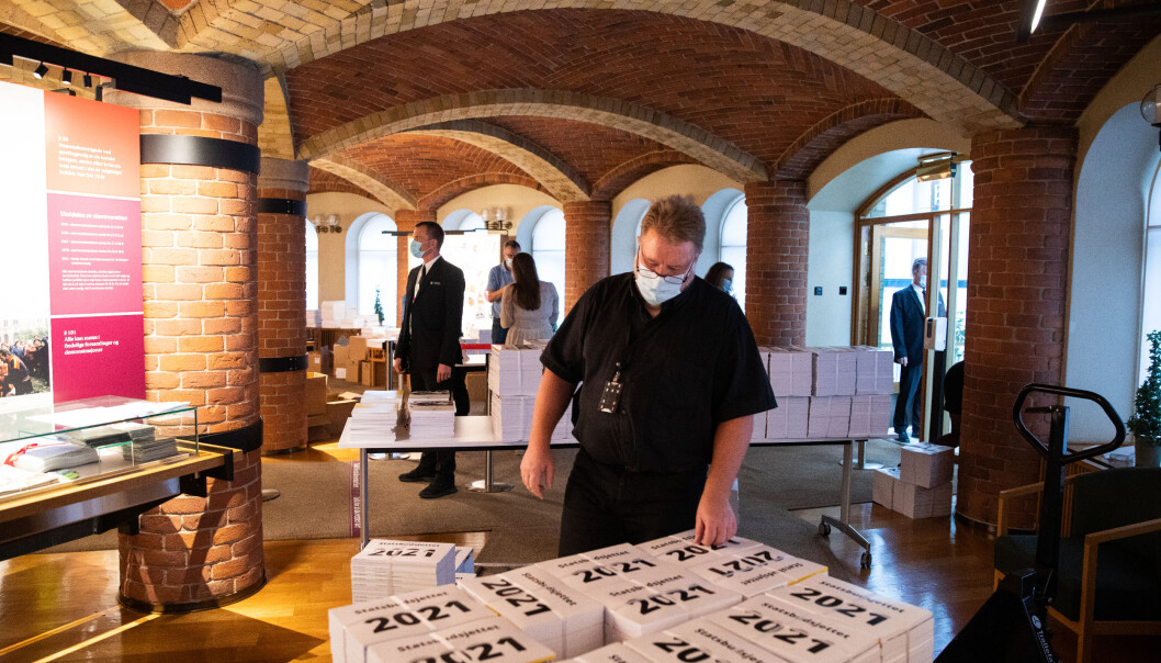 Regjeringens forslag til statsbudsjett ble utlevert i historisk sal. Nå har alle opposisjonspartiene kommet med sine forslag. Regjeringens forslag til statsbudsjett ble utlevert i historisk sal. Nå har alle opposisjonspartiene kommet med sine forslag.
