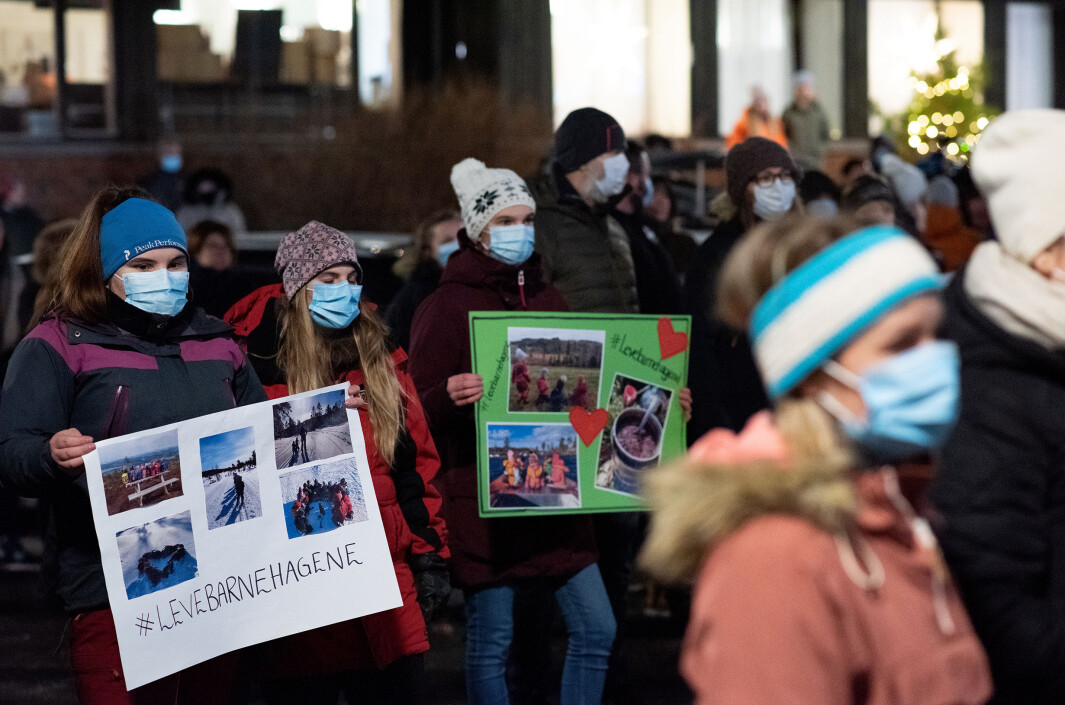 Rundt 180 stilte opp til demonstrasjon foran Steinkjer rådhus torsdag denne uken, for å vise sin støtte til de private barnehagene i kommunen. Rundt 180 stilte opp til demonstrasjon foran Steinkjer rådhus torsdag denne uken, for å vise sin støtte til de private barnehagene i kommunen.