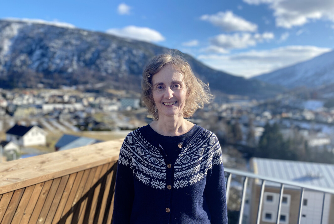 Førsteamanuensis Lillian Pedersen ved Høgskulen på Vestlandet er utdannet førskolelærer, og har jobbet 12 år i barnehage. I høst avla hun doktoravhandlingen «Kjensla av leikeplassen. Ei kvalitativ undersøking av fem år gamle barn sine bevegelsespraksisar i barnehagen» ved OsloMet. Førsteamanuensis Lillian Pedersen ved Høgskulen på Vestlandet er utdannet førskolelærer, og har jobbet 12 år i barnehage. I høst avla hun doktoravhandlingen «Kjensla av leikeplassen. Ei kvalitativ undersøking av fem år gamle barn sine bevegelsespraksisar i barnehagen» ved OsloMet.