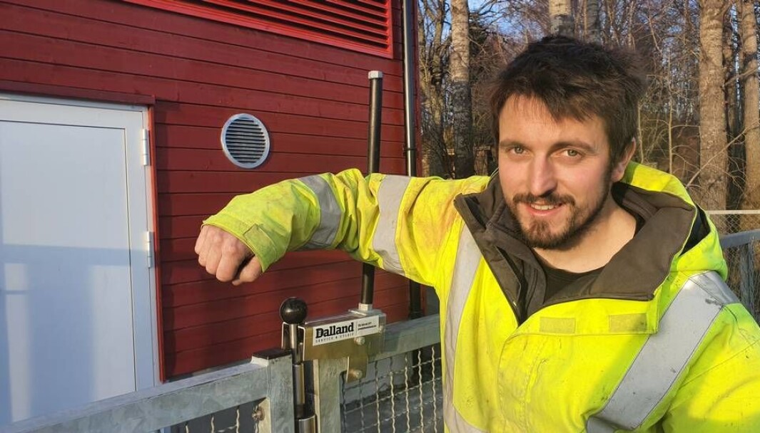 Hans Even Dalland har funnet opp en løsning som gjør at man kan åpne barnehageporten med albuen. Hans Even Dalland har funnet opp en løsning som gjør at man kan åpne barnehageporten med albuen.