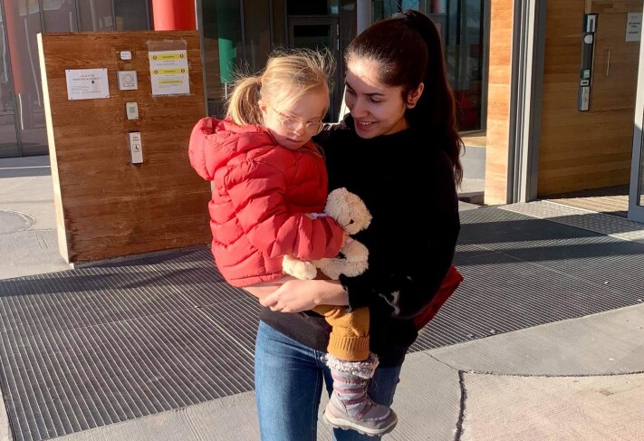 <span class=" italic" data-lab-italic_desktop="italic">Storesøster Tanseli Rotås Eser (20) ble med Kornelia på sykehuset. Her er de på vei hjem igjen etter oppholdet, som heldigvis ble kortvarig. </span> <span class=" italic" data-lab-italic_desktop="italic">Storesøster Tanseli Rotås Eser (20) ble med Kornelia på sykehuset. Her er de på vei hjem igjen etter oppholdet, som heldigvis ble kortvarig. </span>