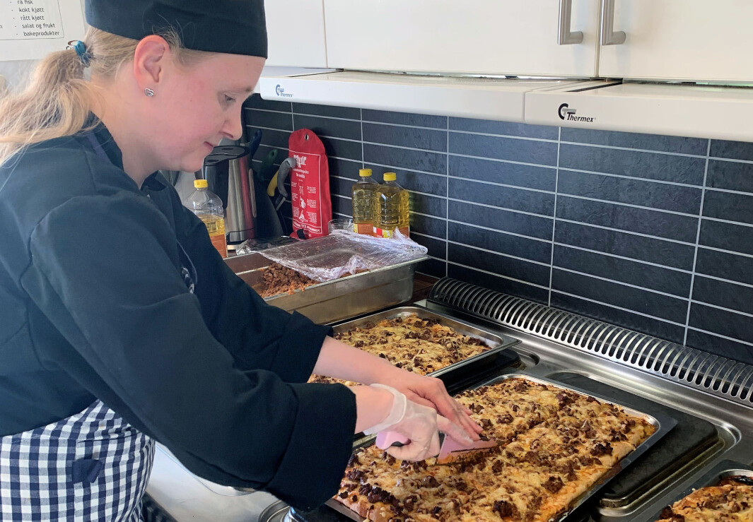 Fra og med november i fjor begynte Henriette Vogter i full, fast stilling som kokk i Karveslettlia barnehage i Tromsø. Her lager hun hjemmebakt pizza til de 80 barna i barnehagen. Fra og med november i fjor begynte Henriette Vogter i full, fast stilling som kokk i Karveslettlia barnehage i Tromsø. Her lager hun hjemmebakt pizza til de 80 barna i barnehagen.