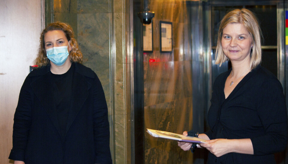 Klokken 14 torsdag ettermiddag overleverte masterstudent Malin Olsen de over 2200 underskriftene til kunnskapsminister Guri Melby (V).
