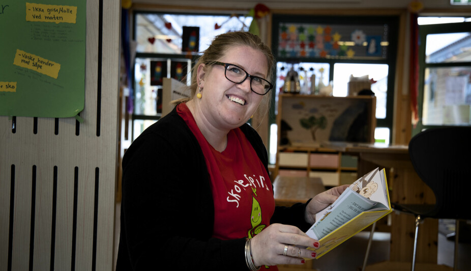 Pedagogisk leder Veslemøy Ihler-Aamelfot har lest barnehagekrimbøkene både på jobb og hjemme.