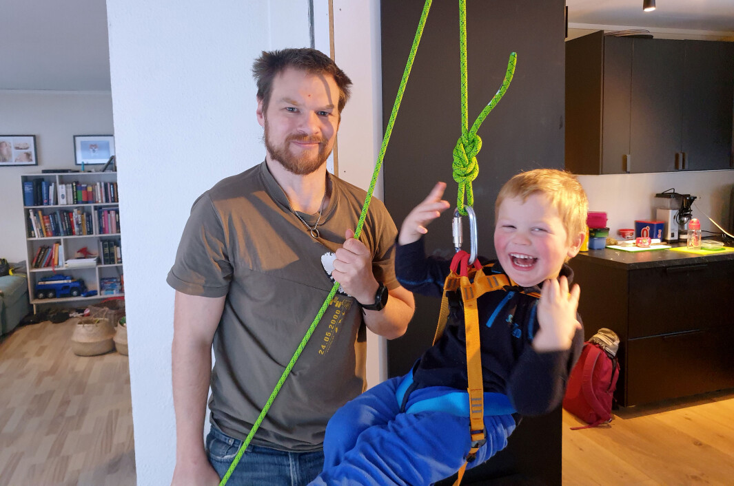 Emil Strand og sønnen Even (3) ble nødt til å ha hjemmebarnehage og hjemmekontor da barnehagene stengte ned. Dit vil de ikke tilbake. Emil Strand og sønnen Even (3) ble nødt til å ha hjemmebarnehage og hjemmekontor da barnehagene stengte ned. Dit vil de ikke tilbake.
