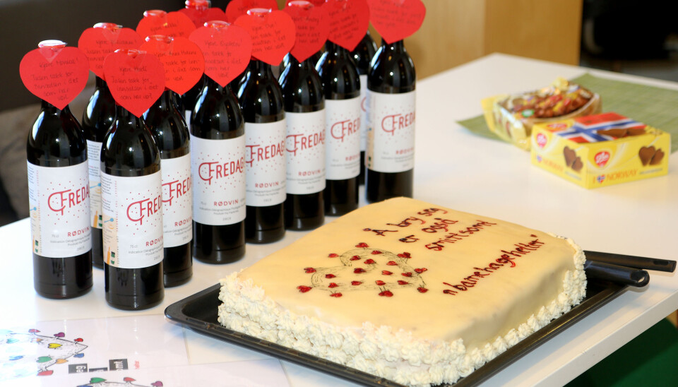 Personalet ble møtt med kake og vin da de kom på jobb i dag.