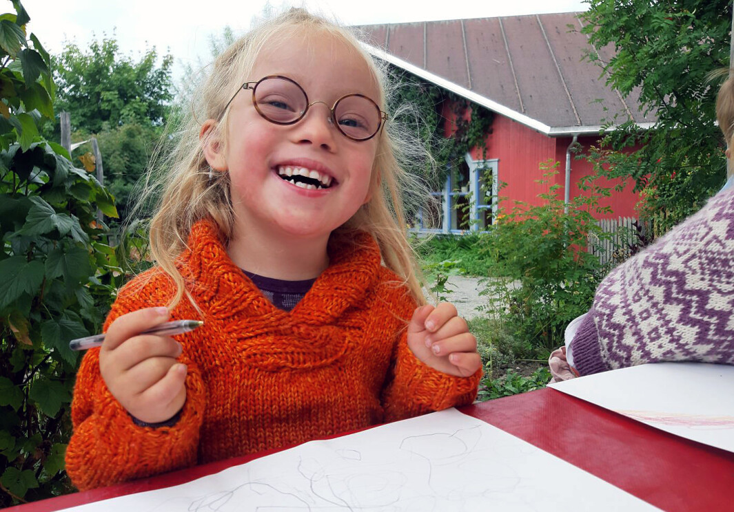 – Barn med Downs syndrom har et fantastisk potensial. Tro på potensialet, ha høye forventninger og jobb systematisk for å nå dit, sier Christina Haulrich Klausen. Hun er mamma til Bjørg (bildet, 4) og en av forfatterne bak boka «Downs syndrom – de første årene». – Barn med Downs syndrom har et fantastisk potensial. Tro på potensialet, ha høye forventninger og jobb systematisk for å nå dit, sier Christina Haulrich Klausen. Hun er mamma til Bjørg (bildet, 4) og en av forfatterne bak boka «Downs syndrom – de første årene».