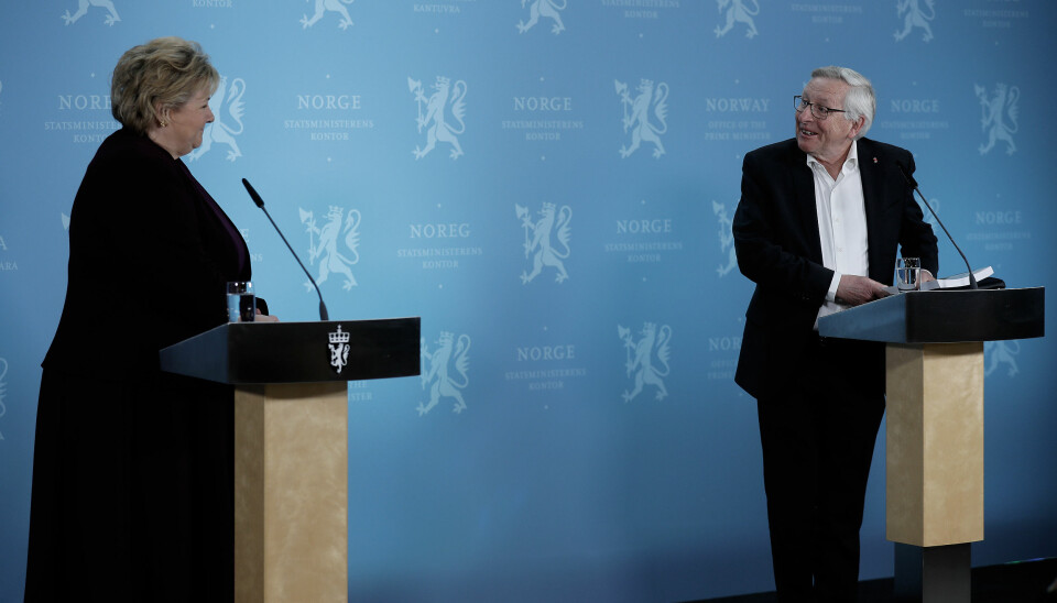 Statsminister Erna Solberg og leder i Koronakommisjonen Stener Kvinnsland under pressekonferansen hvor Koronakommisjonen fremla sin rapport.